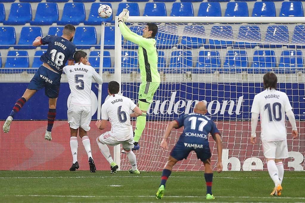 ティボ・クルトゥワのインスタグラム：「Gran esfuerzo para remontar un partido muy duro. Demostración de carácter! Gracias por vuestro apoyo siempre 🤍 #HalaMadrid」