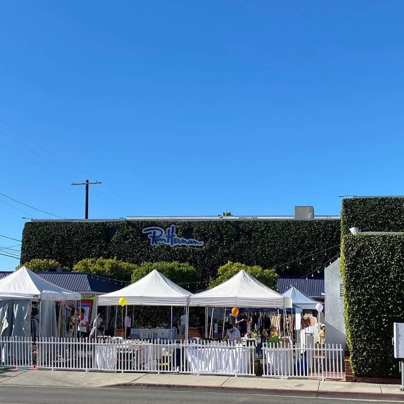 ロンハーマンさんのインスタグラム写真 - (ロンハーマンInstagram)「It’s a beautiful day for our @ronhermanstore Flea! Join us at our 8100 Melrose Avenue location and check out all the unique vendors we have in our parking lot today. Come say hi. #RHLA #supportsmallbusiness #supportlocal #ronhermanflea」2月7日 4時23分 - ronhermanstore