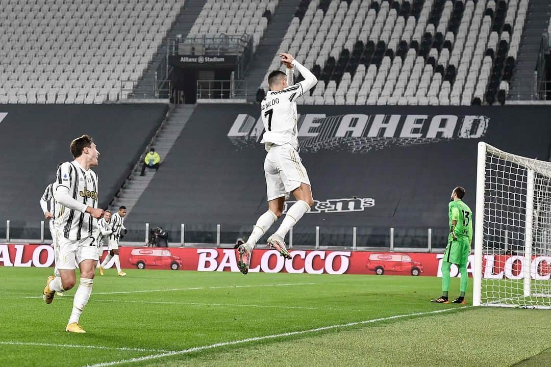 クリスティアーノ・ロナウドさんのインスタグラム写真 - (クリスティアーノ・ロナウドInstagram)「Happy to score and help the team against a tough opponent! 3 important points!  Well done lads 👏🏽💪🏽 #finoallafine」2月7日 4時18分 - cristiano