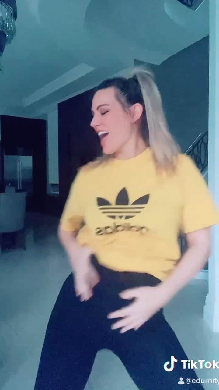 エドゥルネのインスタグラム：「Sábado de bailoteo!!!💃🏼🥰」