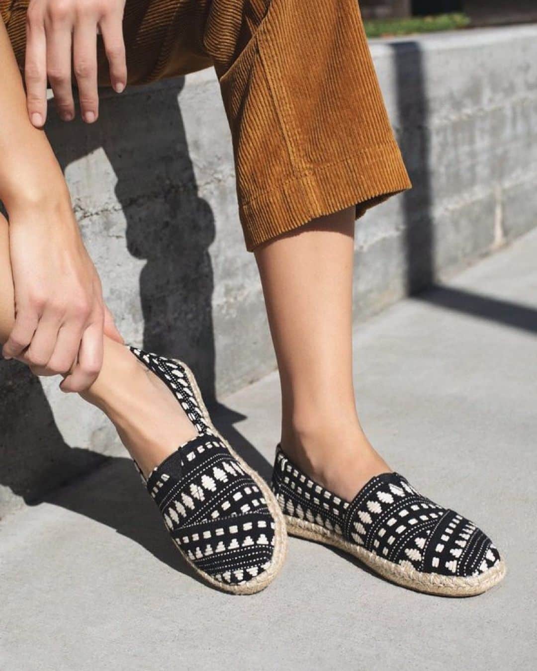 トムズシューズのインスタグラム：「For stepping out. For starting fresh. For changing the world from the ground up. Espadrille Alpargatas get you there.」