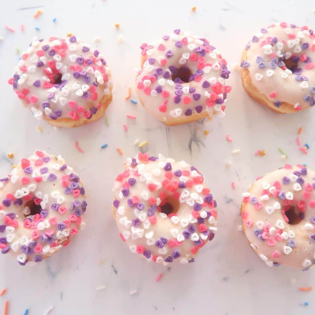 エリーゼ・エストラーダのインスタグラム：「Stop and smell the donuts today. Happy Saturday my loves! 🍩」