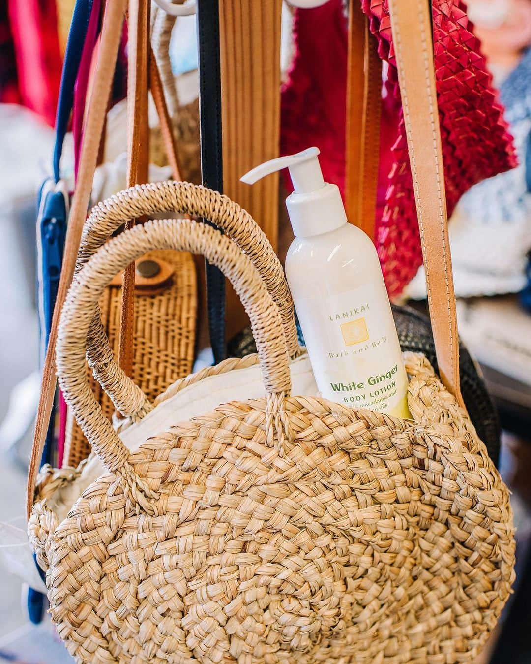 Lanikai Bath and Bodyさんのインスタグラム写真 - (Lanikai Bath and BodyInstagram)「Any jetsetters out there? Find the perfect bag to take with you- one that looks good on the sand and the streets. Stop by & shop  @kailuageneralstore.🤍  #local #kailuatown #bags #jetsetter #beauty #fashion #ratttan #bag #purse #upcycle #valentinesday」2月7日 4時28分 - lanikaibathandbody