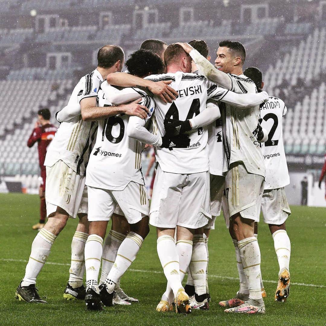 ジャンルイジ・ブッフォンのインスタグラム：「👊 Queste sono le vittorie da grande squadra! Orgoglioso di questo gruppo!!! Forza Juve!!!  #JuveRoma」