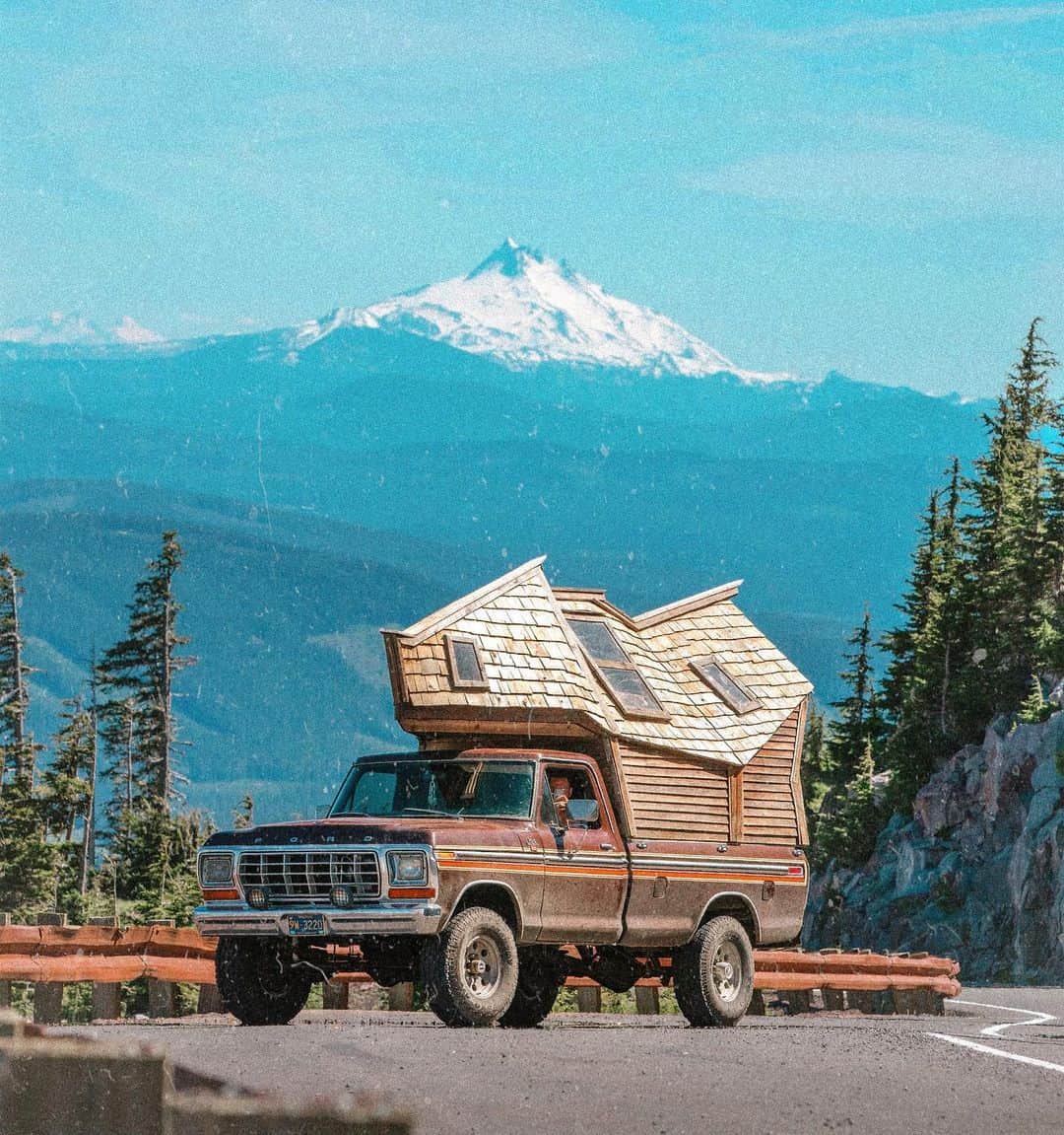 サラ・ジーン・アンダーウッドさんのインスタグラム写真 - (サラ・ジーン・アンダーウッドInstagram)「When we need to get out of the house, we get into our smaller house and go for a drive 🙌🏻 . Truck cabin by @jacobwitzling & @saraunderwood . #diy #wildernessculture #truckcamper #tinyhouse #cabin #pnw #pnwonderland #vanlife #homeiswhereyouparkit」2月7日 4時31分 - saraunderwood