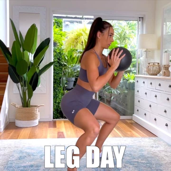 Danielle Robertsonのインスタグラム：「LEG DAY 🔥🔥  Grab yourself a medicine ball (or 1 x Dumbbell) and get ready for LEG DAY!  Today I am getting some extra workout motivation from my @womensbestwear @womensbest Power Seamless Collection in Charcoal (cause a cute outfit makes you work that little bit harder, am I right? 😜)  If you don’t have access to equipment either get creative by adding a water bottle or other weighted item or do this session without equipment, it’s still a banger 🔥Give it a go and let's tone those legs and shape those glutes!  WORKOUT  3 SETS  30 reps Sumo Squat Pulses 20 reps Alternating Lunges w/ Twists 12 reps Glute Bridge 10 reps Slow Lower Goblet Squats 10 reps Single Leg Romanian Deadlifts (each leg)」