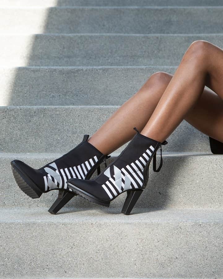ユナイテッドヌードさんのインスタグラム写真 - (ユナイテッドヌードInstagram)「LEV CALLI HI //// sporty technical booties from our CALLI COLLECTION //// #aw20⁠ .⁠ .⁠ .⁠ #unitednude #fashion #architecture #killerheels #hautecouture #autumnwinter #design #heels #footwear #footweardesign #fashionfootwear #2020 #style #thefuture #futuristic #shoegame #streetstyle #lookoftheday #instafashion #instastyle #solecollector #minimalmovement #streetlook」2月7日 4時35分 - unitednude