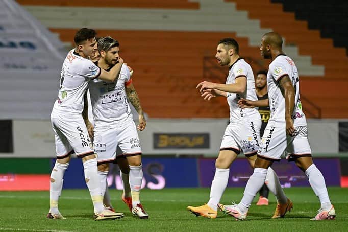 エベル・バネガのインスタグラム：「seguimos equipo + 3  ⬜️🟧⬛️  @alshababsaudifc ❤️」
