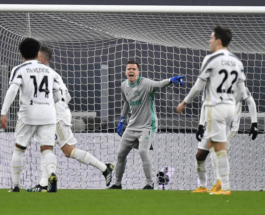 ヴォイチェフ・シュチェスニーのインスタグラム：「3 points and a clean sheet against a tough opponent💪 Well done lads 👏  #FinoAllaFine #JuveRoma」