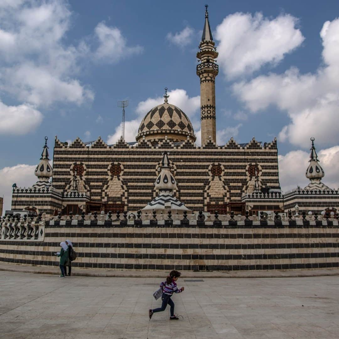 National Geographic Travelさんのインスタグラム写真 - (National Geographic TravelInstagram)「Photo by Muhammed Muheisen @mmuheisen / A girl plays outside Abu Darwish Mosque in Amman, Jordan, located on Jabal al-Ashrafiyeh, one of the city’s seven hills. For more photos and videos from different parts of the world, follow me @mmuheisen and @mmuheisenpublic. #muhammedmuheisen #Amman #الاردن」2月7日 4時36分 - natgeotravel