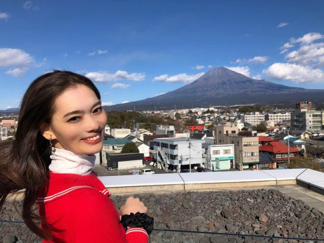 天玲美音さんのインスタグラム写真 - (天玲美音Instagram)「ご利益富士山🗻 #思わず笑顔になるシリーズ . 目の前に聳え立つ富士山を見て 幸せな気持ちになりました☺️ . 皆さんにもこの気持ち届け！ということで、どどっとお裾分け中💕 . ふじさんとみおんさん三連発、失礼致しましたー！笑 . . LOVE&SMILE #天玲美音 . . . #富士山 #富士山好き #静岡県 #富士宮 #浅間大社 #鳥居 #赤 #開運 #幸運 #japan #japanesegirl #shizuoka #mtfuji #ftjinomiya #miontenrei2021 #青空 #絶景 #ふじさん  #みおんさん #skyphotography #skylovers  #ダレカニミセタイフウケイ  #ダレカニミセタイケシキ  #ダレカニミセタイソラ #幸運の女神 #幸運画像 #強運 #富士山浅間大社」2月7日 4時37分 - miontenrei