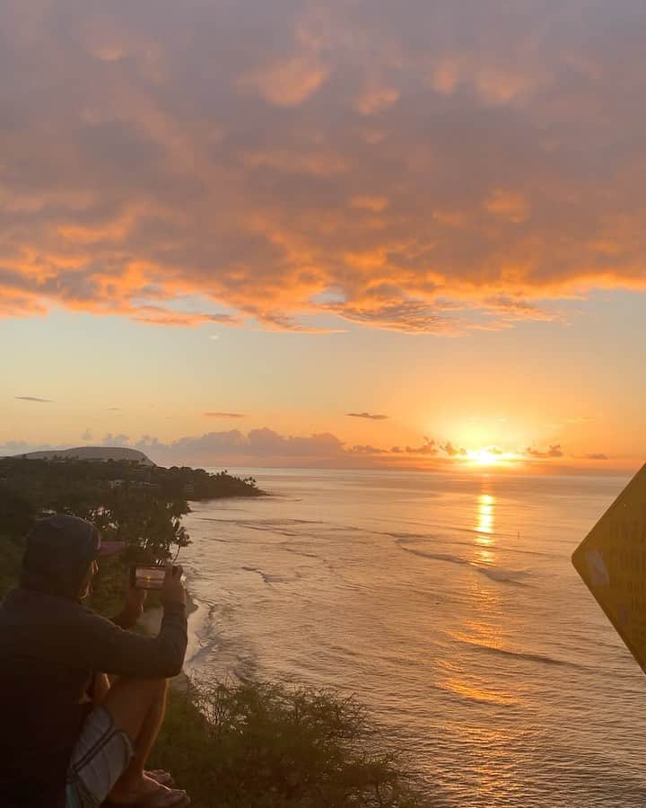 カリッサ・ムーアのインスタグラム：「Stunning conditions just need some small kine swell on the south side. Love waking up early and watching the sunrise especially from one of my favorite lookouts☺️」