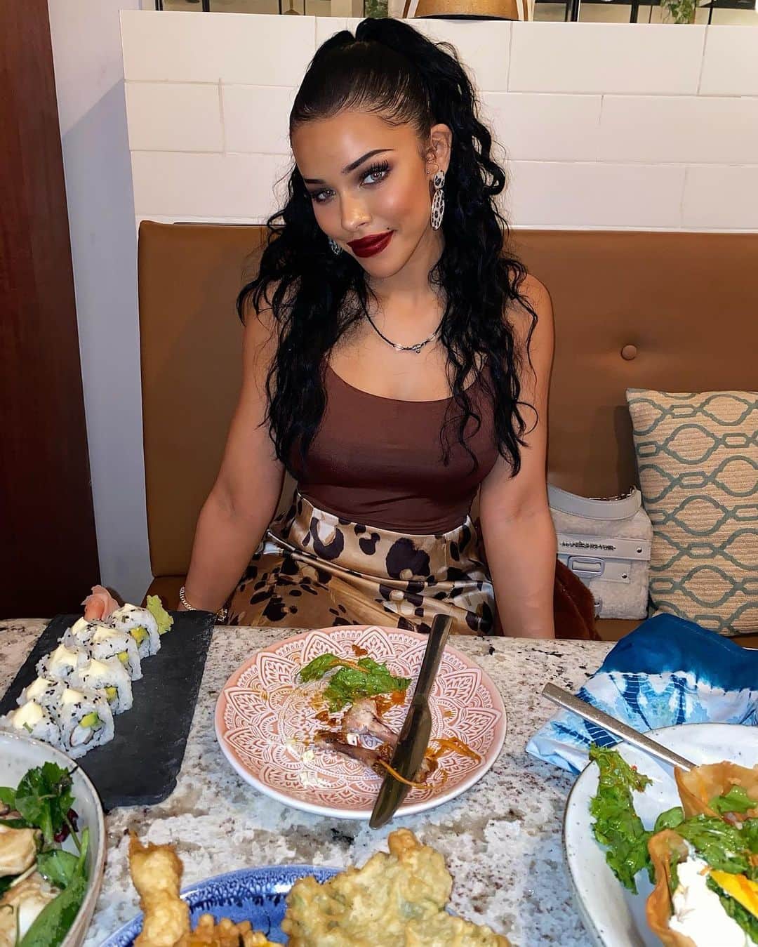 NISRINA SBIAのインスタグラム：「Shoulda probably taken the photo before eating like normal influencers.. but food was 2 good 🤫🤤 @bondai.gh 🗯」