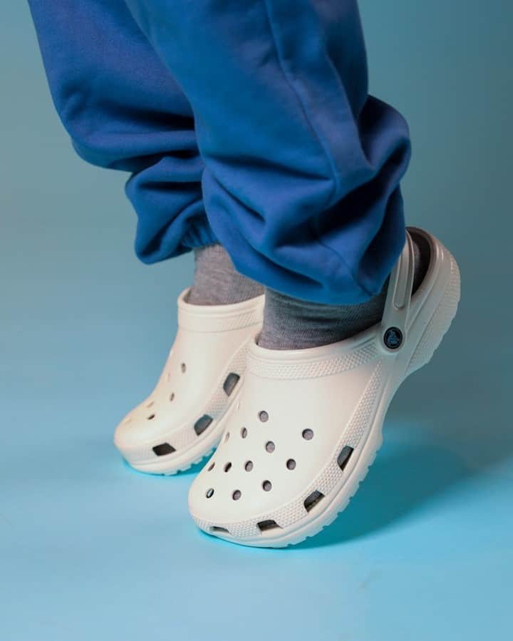 Foot Lockerのインスタグラム：「All day comfort. Shop #CROCS online & in-store!」