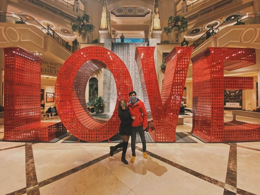 The Venetian Las Vegasのインスタグラム：「LOVE is in the air! ❤ @venetiancelebrates 📷: @milly.clemente」