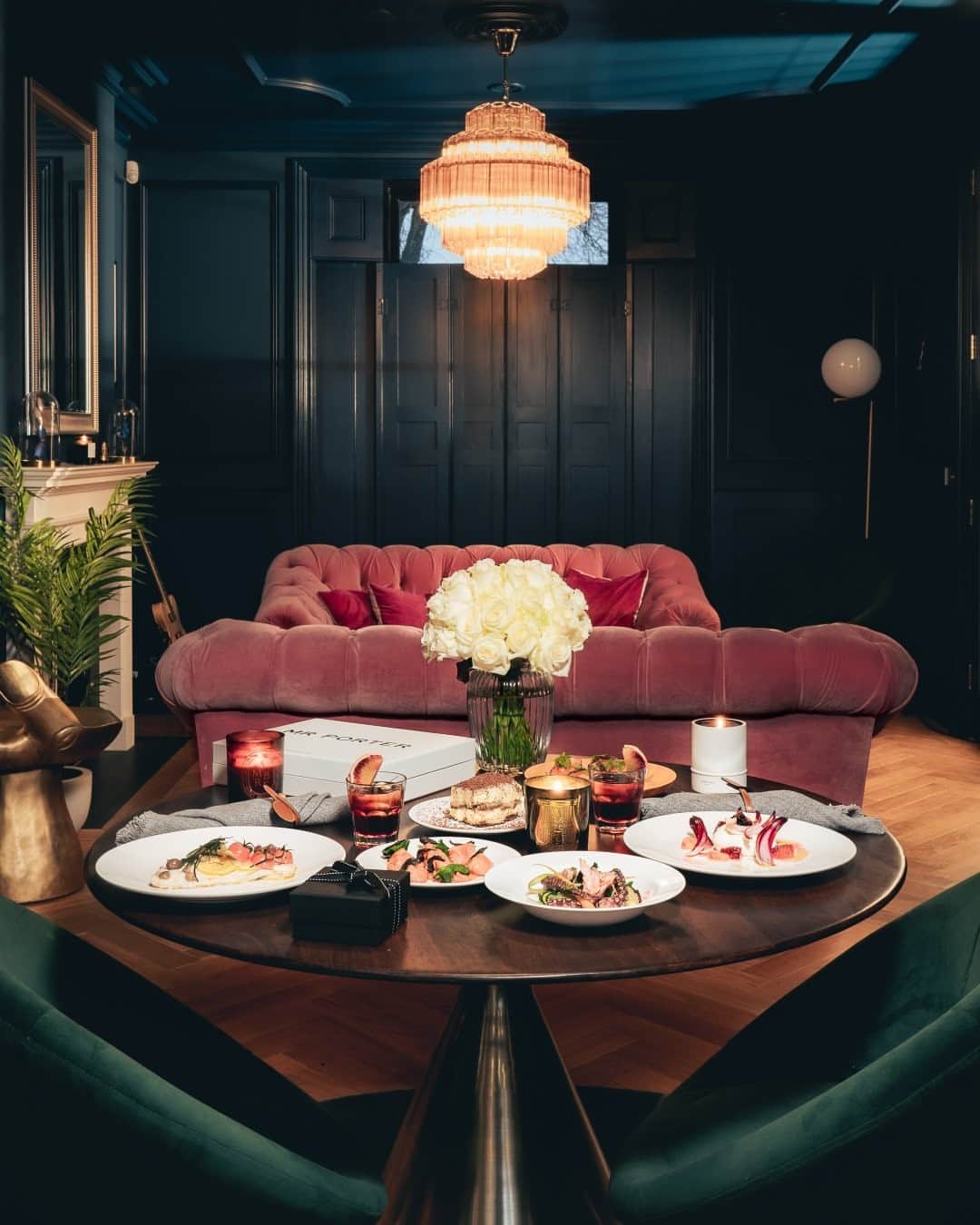 MR PORTERのインスタグラム：「Forgot to make a reservation? You can still play Romeo in the comfort of your own home. This year, we’ll be celebrating the 14th with an Italian feast, courtesy of our friends at @ombrabar.restaurant. The kit is perfect for couples, households, or solo diners (it's so good you'll want the double portion - trust us)  And, they are kindly offering 10% off with the code MRPORTER10 for our London-based followers - talk about sharing the love ❤️」