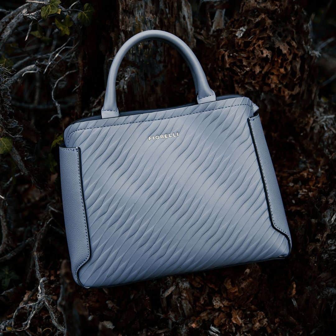 のインスタグラム：「Have you seen our chic twisted emboss finish in a gorgeous sky blue hue? The Halle grab is a new staple which will keep things stylish for seasons to come 👌 #FiorelliBags #VeganHandbag」