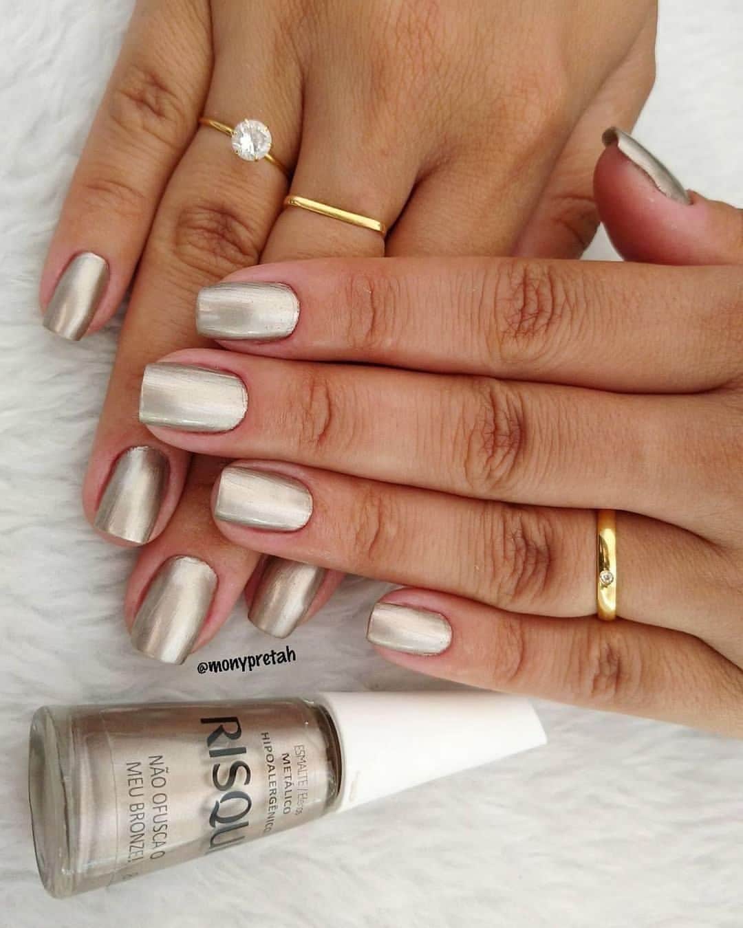 Risqueのインスタグラム：「A maravilhosa @monypretah passou a linda cor de Risqué #NãoOfuscaMeuBronze e, com certeza, arrasou! Quem aqui vai usar essa cor no #RisquéDaSemana? Lembre-se de postar usando a hashtag para aparecer aqui! 💅 ⠀ #TáNasNossasMãos #EsmaltesRisqué #RisquéOficial #RisquéRegular」