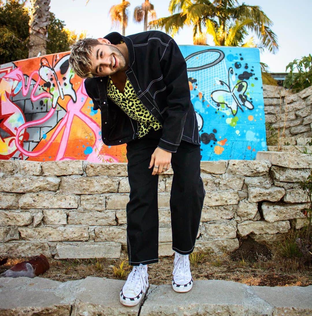 ジャック・グリフォーのインスタグラム：「Everything’s upside down but I’m starting to see straight 🙃🫀🧠💭」