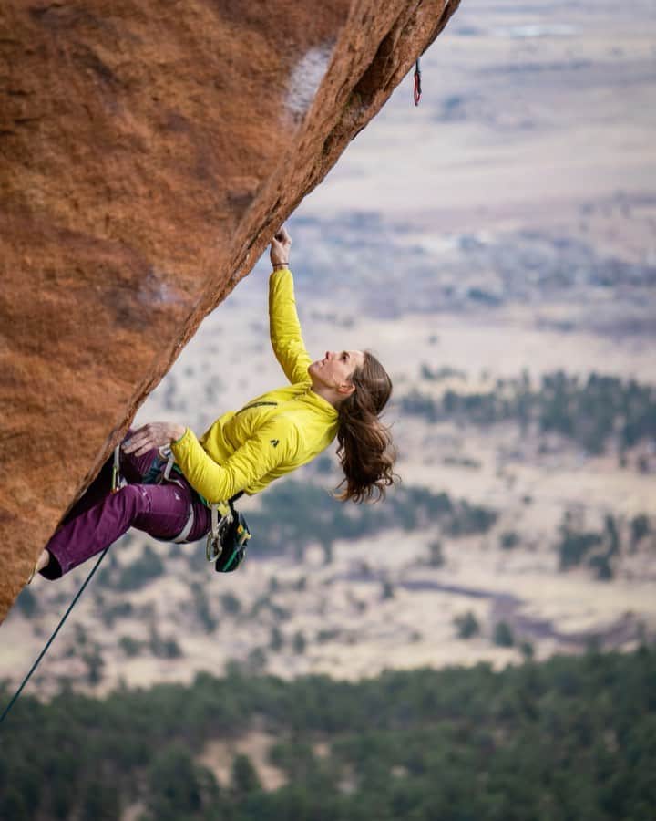 ペイジー・クラッセンのインスタグラム：「Reminiscing about this little maneuver last week when I felt really cool sticking a hard for me move. Now I’m flailing out of my comfort zone on a horizontal roof, begging “take” at every bolt. As @tarakerzhner reminded me, the first day, or even week, at a new area is bound to be humbling. But maintaining confidence and stoke as we adapt to a new style is the key. In addition to bestowing words of wisdom, Tara also captures magic moments in gif form.  Hoping to return to the Maiden some day - in terms of position, it doesn’t get much better than looking out over the plains!  📸 by @tarakerzhner for @eddiebauer」