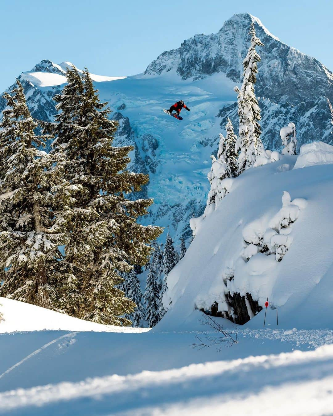 クイックシルバーさんのインスタグラム写真 - (クイックシルバーInstagram)「Going up.  ⁣ Imagination and reality with @austensweetin at Mt Baker. Hit the link in our bio to see more from this day in motion. 📸 @colin_wise_man⁣」2月7日 5時05分 - quiksilver