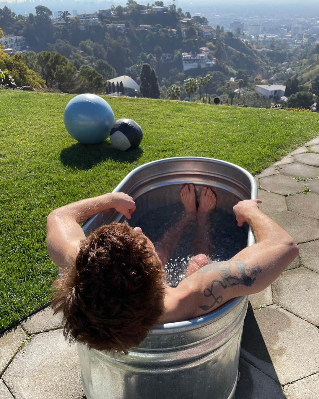 ショーン・ホワイトのインスタグラム：「Doing some light strength training and ice baths to reduce inflammation.... Steve’s face will tell you what temp the water is 😳🥶」