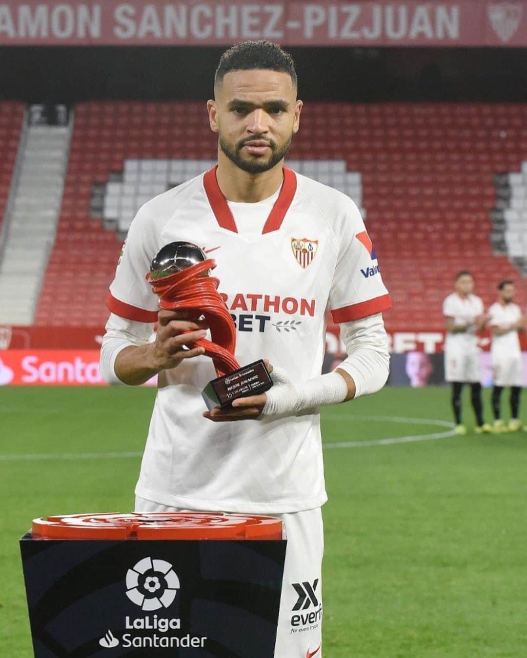 セビージャFCさんのインスタグラム写真 - (セビージャFCInstagram)「📸 ¡El 𝗠𝗩𝗣 de enero en la @LaLiga! 👏🏻 🇲🇦  #WeareSevilla #NuncaTeRindas」2月7日 5時16分 - sevillafc