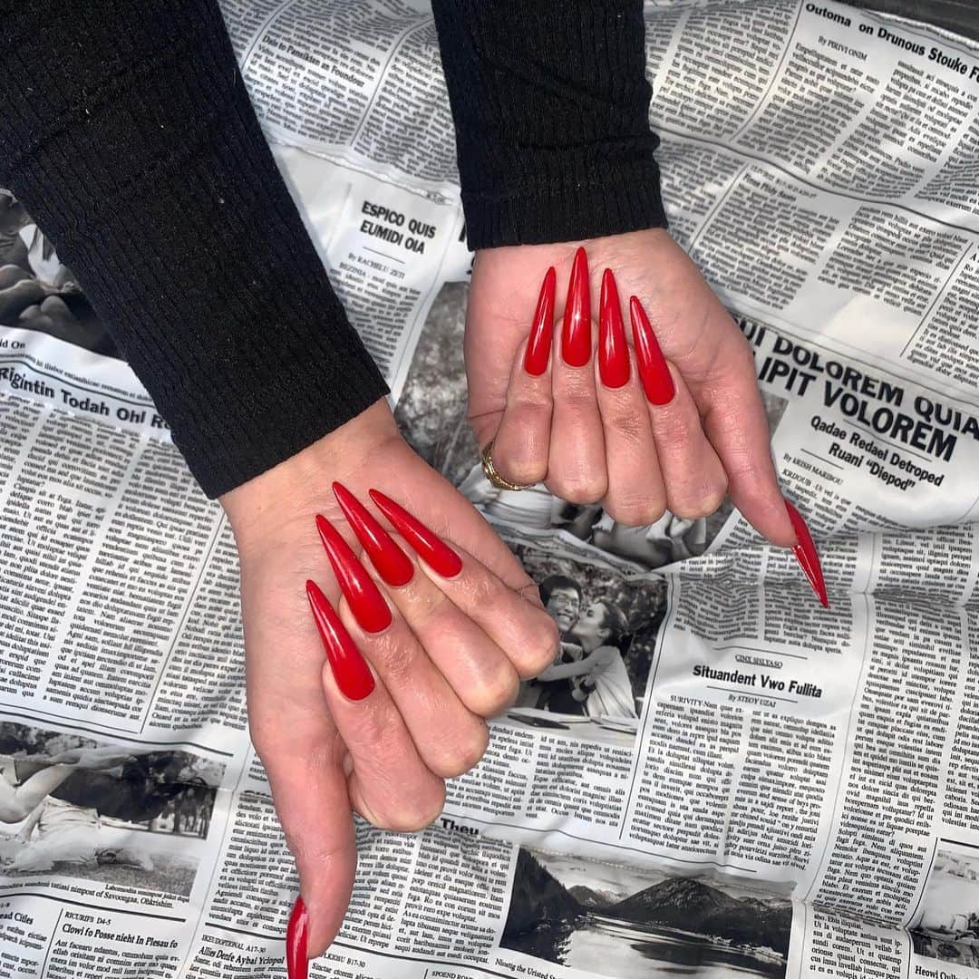 Mei Kawajiriさんのインスタグラム写真 - (Mei KawajiriInstagram)「Red 📰 🖍 @avarosebd #nailsbymei (using @from_the_nail_korea #53)」2月7日 5時09分 - nailsbymei