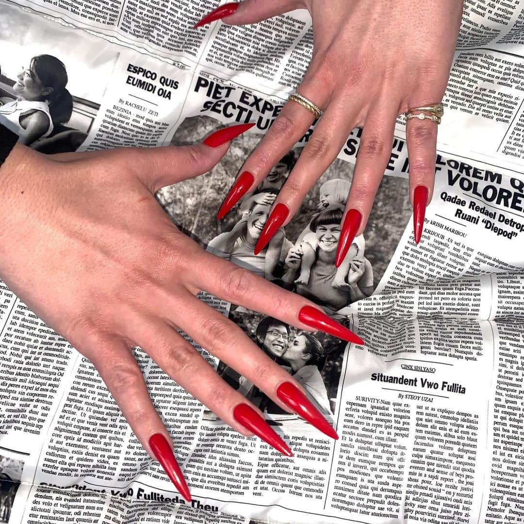 Mei Kawajiriさんのインスタグラム写真 - (Mei KawajiriInstagram)「Red 📰 🖍 @avarosebd #nailsbymei (using @from_the_nail_korea #53)」2月7日 5時09分 - nailsbymei