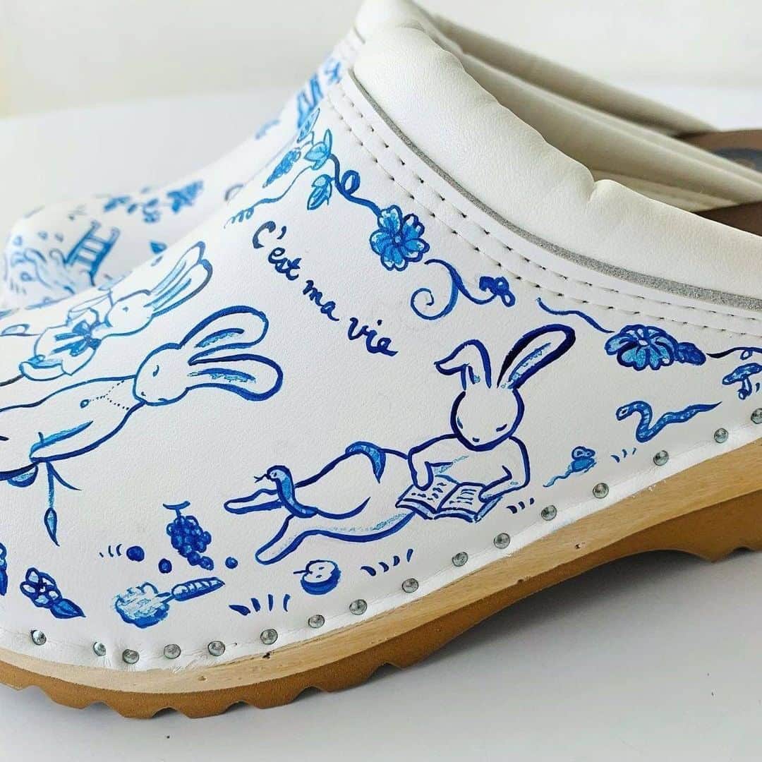 トロエントープさんのインスタグラム写真 - (トロエントープInstagram)「The most #kawaii clogs you’ll find from Sweden to Japan. A new addition to our collaboration with Japanese artist @akikotsujiart includes our white Rembrandt clogs ilustrated wih Akiko’s signature bunnies.  . . . . #troentorp #nailedtolast #troentorpclogs #träskor #clogs #woodenclogs #swedish #swedishclogs」2月7日 5時12分 - troentorpclogs