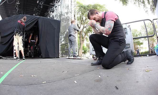 Shinedownさんのインスタグラム写真 - (ShinedownInstagram)「... @thebrentsmith Myself, @bkerchofficial @zmyersofficial @ebassprod during the 2013 @carnivalofmadness #Tour... We hope everyone is having an amazing weekend😘😘😘😘  WHO WOULD LIKE TO SEE A BRAND NEW “CARNIVAL OF MADNESS TOUR IN 2022 ???  #saturday #satudayvibes #carnivalofmaddness #weekendvibes #wehaveanidea #carnival #livemusic #livemusicrocks #livemusicphotography #worldtour #shinedownworldtour」2月7日 5時13分 - shinedown