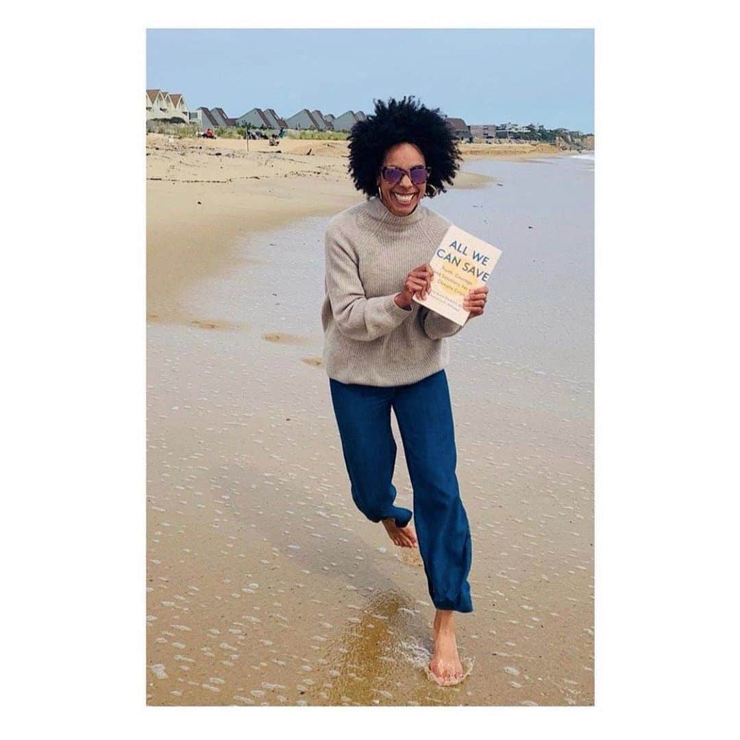 エリー・ゴールディングさんのインスタグラム写真 - (エリー・ゴールディングInstagram)「Hi! I’m Dr. Ayana Elizabeth Johnson (@ayanaeliza). I’m a marine biologist, a climate policy nerd, a writer, and a Brooklyn native. Thanks, Ellie, for passing the mic!  My work [swipe] is where ocean and climate and justice and joy intersect. This includes co-editing the @allwecansave anthology, co-authoring the Blue New Deal, writing opeds, co-hosting the podcast @how2saveaplanet, co-founding @urbanoceanlab, a think tank for the future of coastal cities, and generally making sure we don’t forget about the ocean when we create climate policy, . More about all my projects and links to my writing are at: ayanaelizabeth.com  People often ask me “How can I help with climate issues?” If you are looking to get more involved, YAY! And here’s my advice: Think of it like a Venn diagram, with 3 overlapping circles. One circle is what are you good at – the skills, resources, and magic can you offer? (art? science? communications? design? policy? protest? engineering?) Another circle is the work that needs doing – the climate solutions we need to push forward (from renewable energy to regenerative agriculture). And the third is what brings you joy – what gets you out of bed in the morning. This is the work of our lifetimes, and there’s no reason it has to be miserable! Consider how you can be at the epicenter of that Venn diagram.  And think bigger than yourself – it’s not about what you can do as an individual, obsessing only about minimizing your own carbon footprint and waste. It’s about what we can do *together* to transform our energy, transportation, agriculture, buildings, manufacturing to live more gently on this magnificent planet. So join an organization, find your #ClimateSquad. We need you!」2月7日 5時34分 - elliegoulding