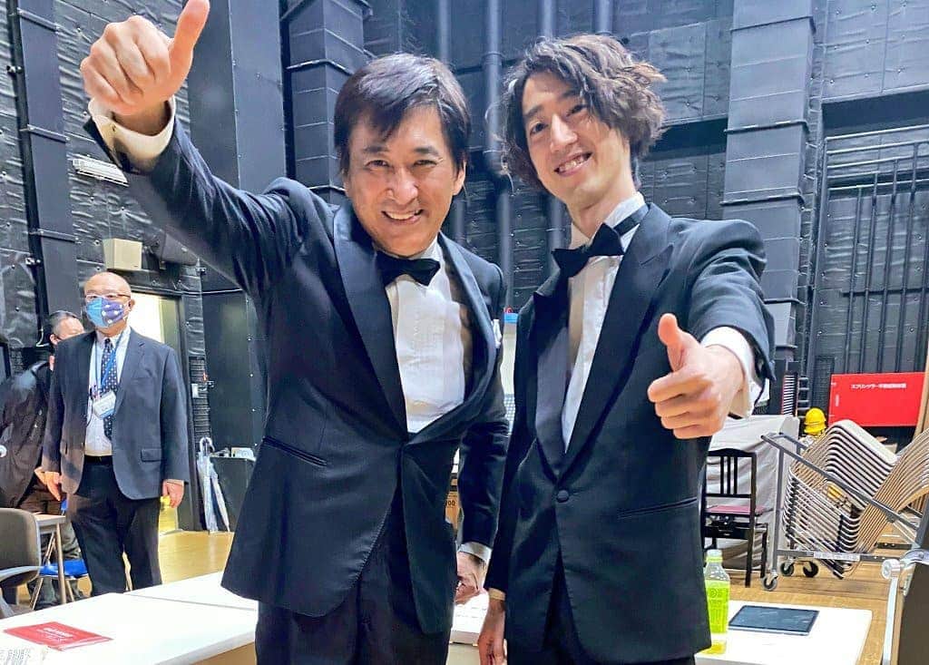 藤岡幸夫のインスタグラム：「群響と桐生市公演終了。オケは熱くパワフルでリハーサルからとっても楽しかった‼️ありがとうございました‼️ 話題の角野隼斗さんは知性と情熱のバランス抜群で力強い素敵な演奏でした😊８月の再会が楽しみ。行きの車で僕が教えた「愛がすべて」が気に入った隼斗くん(笑) ２/１３エンターザミュージック(BSテレ東 毎週土曜 朝８時半～)は群響の奇跡の第九ドキュメンタリー‼️  #角野隼斗」