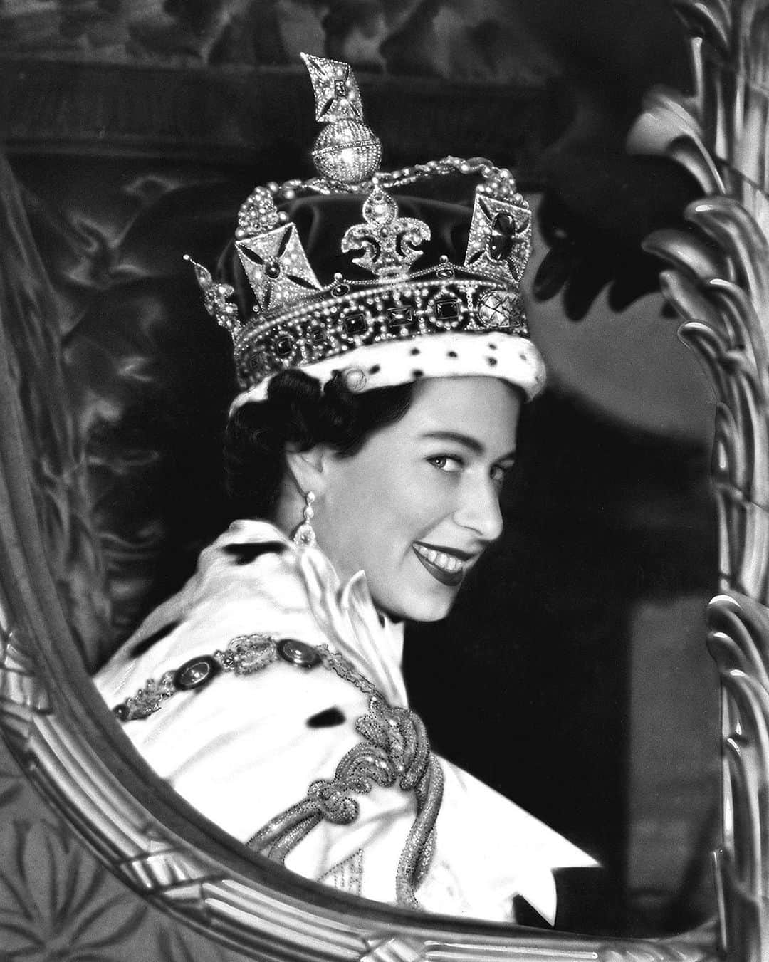 Harper's BAZAARさんのインスタグラム写真 - (Harper's BAZAARInstagram)「On this day in 1952, Queen Elizabeth II ascended the throne following the death of her father, King George VI. She is the longest-reigning monarch in British history, having been the Queen for 69 years now. Head to the link in our bio to see the stunning new portrait Westminster Abbey shared today to celebrate the anniversary.」2月7日 5時33分 - harpersbazaarus