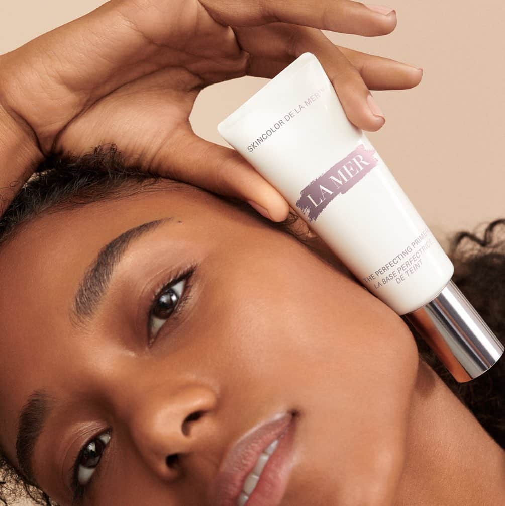 ドゥラメールのインスタグラム：「Blur imperfections by setting this silken primer over your daily skincare regimen. The resulting soft-focus effect is naturally beautiful on its own or creates the perfect, ultra-smooth canvas for makeup. Hydrated and plumped, skin’s tone is effortlessly amplified.」