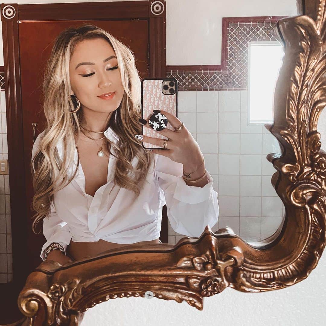 Lauren Riihimakiのインスタグラム：「who’s playing in the super bowl tomorrow? wrong answers only.」