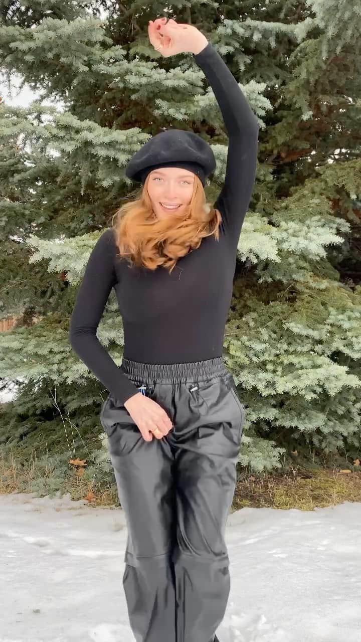 Larsen Thompsonのインスタグラム：「Showing off my nails💅🏼 My go to shade @opi #ImNotReallyAWaitress♥️ available at @sallybeauty #ColorIsTheAnswer #40YearsOfColor」