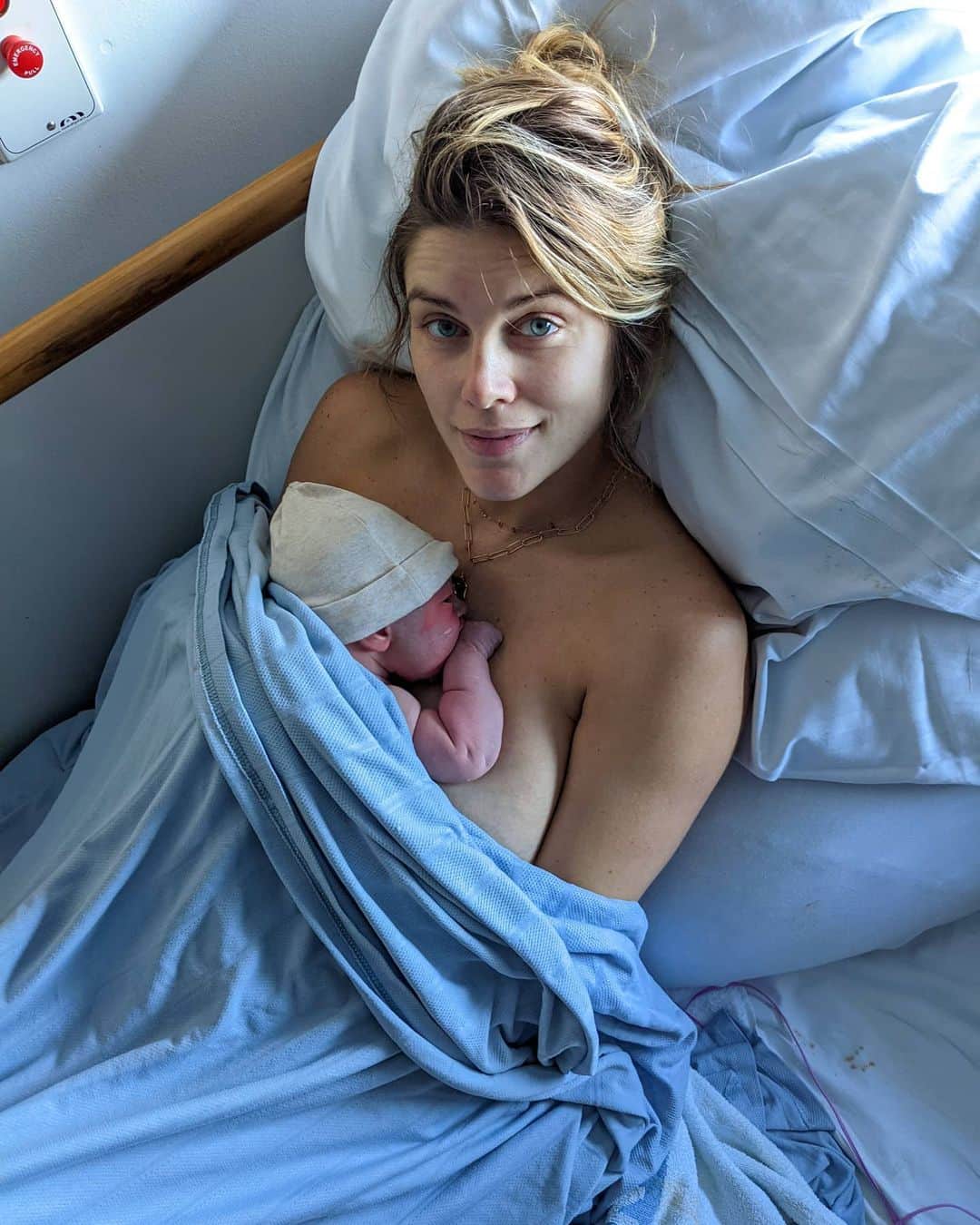 Ashley Jamesさんのインスタグラム写真 - (Ashley JamesInstagram)「4 weeks on planet earth. 🌍  This time 4 Saturday's ago we were just leaving hospital. About 6 hours earlier, at 1:52pm our little Alfie Rivers entered the world.   I've had a lot of questions about childbirth, and I honestly still don't know how to articulate the experience. I'd love to say it was the out-of-body, magical experience I was hoping for, but it was a little more complicated than that.   My contractions started at about 7pm on the 8th January. I wasn't sure initially if they even were contractions, it felt like period pains. But I was desperate to meet him, so I started timing the contractions and bounced on my birthing ball and then went to bed - not that I was able to sleep. Fast forward to 4am, we made our way to hospital and met my amazing midwives there having called them throughout the night. I did my covid test and we made our way to the birthing suite.  From that moment, time was a blur. I couldn't have told you how many hours or days past. I moved between the bed and the pool, I remember the reassuring words of the midwives, the chilled music I had playing, and Tommy holding my hands. The baby's shoulders needed to turn, which was a painful process on my pelvis (my pelvic girdle pain was excruciating at the end). I took pethadine, which although it only lasted a short time, allowed me to sleep for a bit.  My instinct told me when the time was right to push. I loved this part of the experience. I remember feeling so in tune with my body. Focussing on the gas & air and TENS machine, and listening to the reassurances from the midwives and Tommy. I'll never forget the relief of feeling Alfie in my arms, hearing him breathe, and just knowing he was here and healthy... But also the exhaustion. This photo was from the moment he was passed to me.   Whilst I found childbirth an experience you cannot control, I felt empowered knowing my options and the language from doing hypnobirthing with @themindfulbirthgroup and antenatal classes with @thehappybirthclub.   I can't imagine life without Alfie now. My love grows for him every single day. I love the night cuddles the most. ❤️   I can talk more about childbirth & pregnancy in lockdown another time?」2月7日 5時38分 - ashleylouisejames