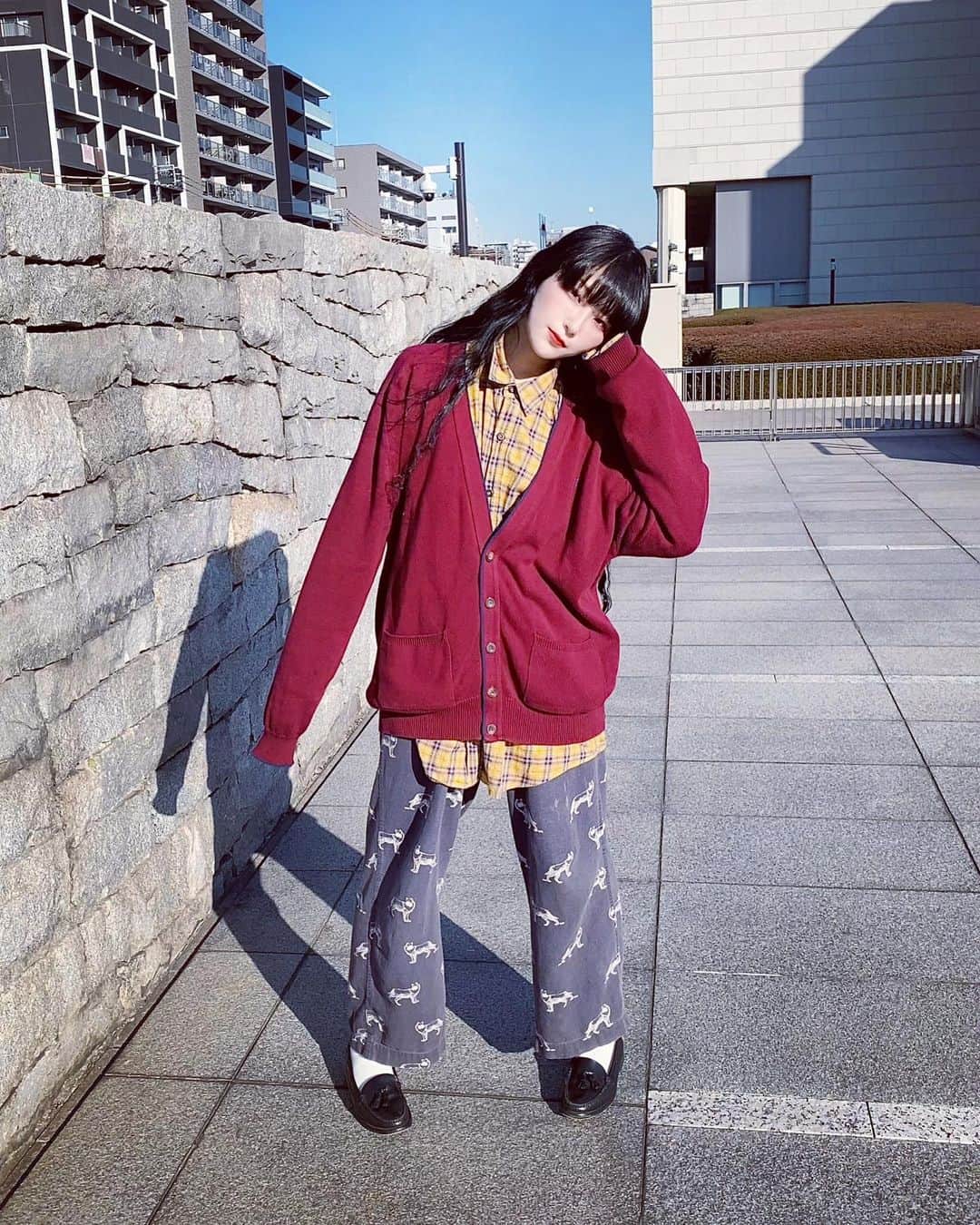 DAOKOのインスタグラム：「全身深緑だったので撮ってもろたよよ　靴は高校通校靴のHARUTAだけどもねっ　この深紅Diorカーディガンを此間げっとしました🐻‍❄️ @fukamidori__」
