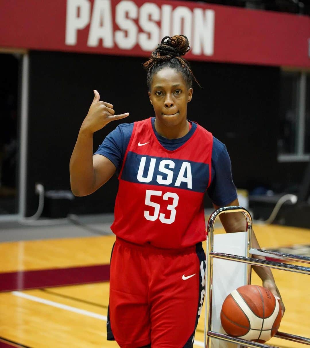 USA Basketballさんのインスタグラム写真 - (USA BasketballInstagram)「🤙✌️ How we doing today, IG?   #USABWNT」2月7日 5時45分 - usabasketball