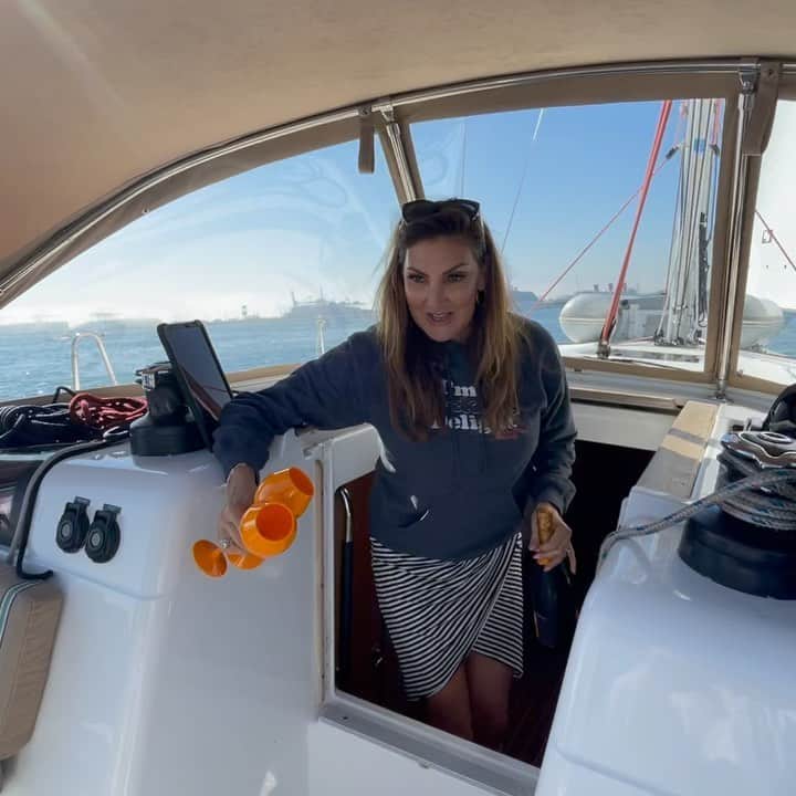 ヘザー・マクドナルドのインスタグラム：「Welcome to my #belowdeck #sailing #bravo #bravotv @captainsandrayawn @captain_lee_rosbach @kate_chastain @hannahferrier234 @veuveclicquot」