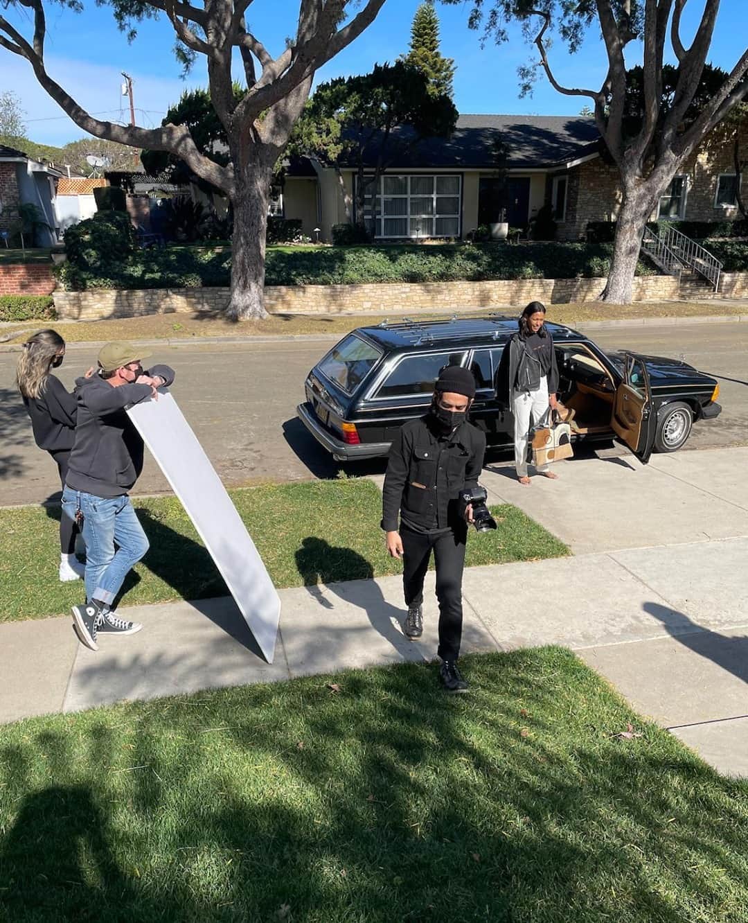 クレオベラのインスタグラム：「Behind the scenes from our last shoot. Which just might have taken first place for our favorite shoot. ever. So grateful for the best team for making this vision come to life!!!」