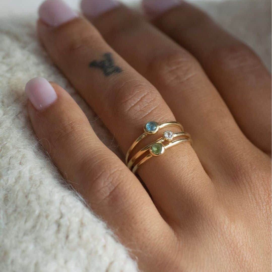 アズニさんのインスタグラム写真 - (アズニInstagram)「The Promise Ring...did you know there was such a thing as a pre-engagement ring?  So why not (almost) pop the question this Valentine’s Day with Azuni’s gold vermeil rings? 💝  #promiserings #valentinesrings #valentinesgiftsforher #valentinejewellery #jewelleryforher #valentinesgifts #azuni #azunilondon」2月7日 5時50分 - azunilondon