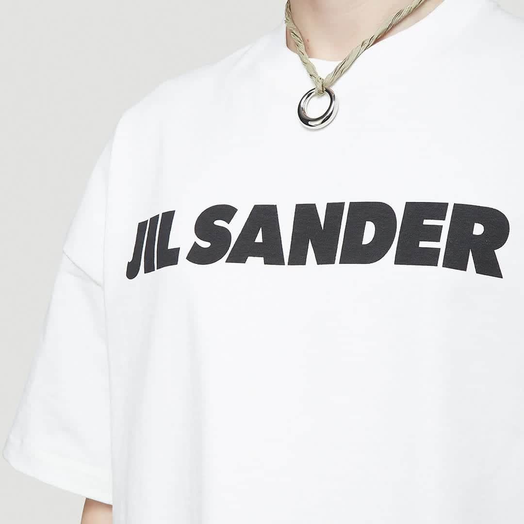 エルエヌシーシーのインスタグラム：「Famous for its luxe minimalist aesthetic, Jil Sander presents an array of wardrobe straples for the new season, ranging from boxy jackets to luxurious knits and an accessories collection made up of beautifully crafted footwear, versatile Tangle bags, and so much more. @jilsander」