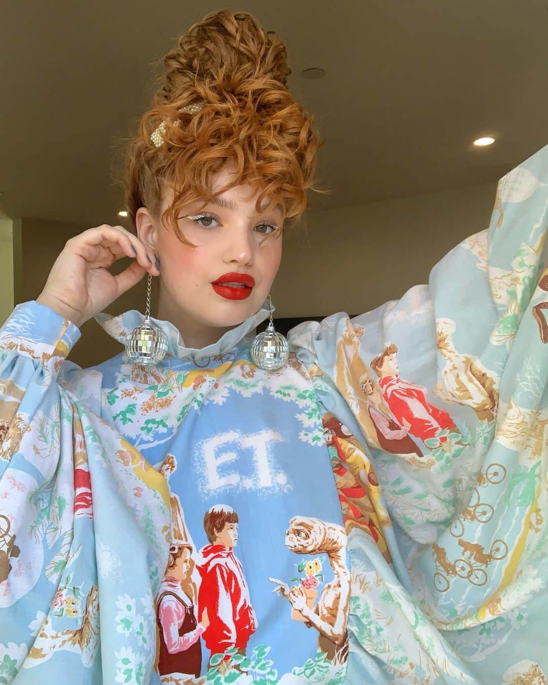 ブリー・キッシュのインスタグラム：「i’ll be.. right.. here.. 🚀✨🪐 in my home because it’s my turn for a quarantine birthday 🍰 #25」