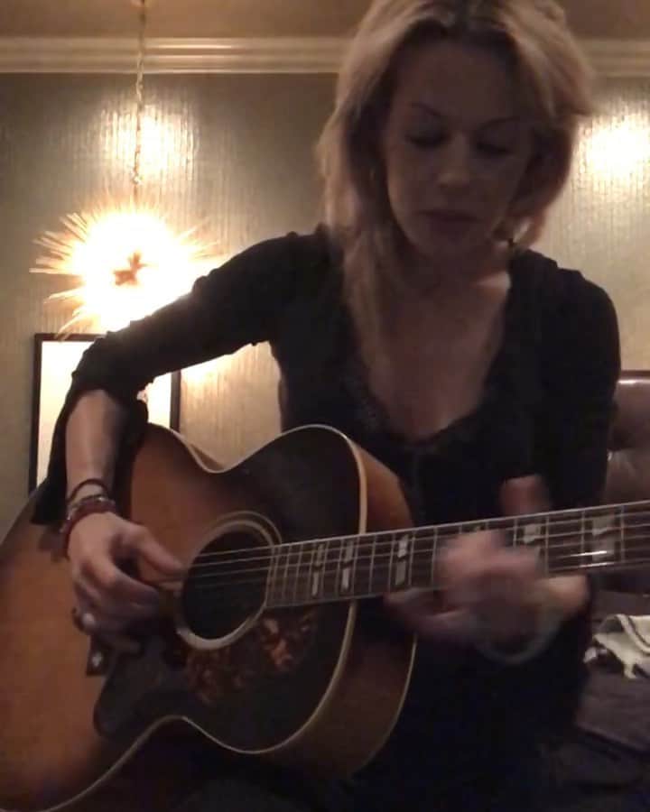 のインスタグラム：「tune I wrote for my grandpa #whitedove on this old @gibsonguitar」