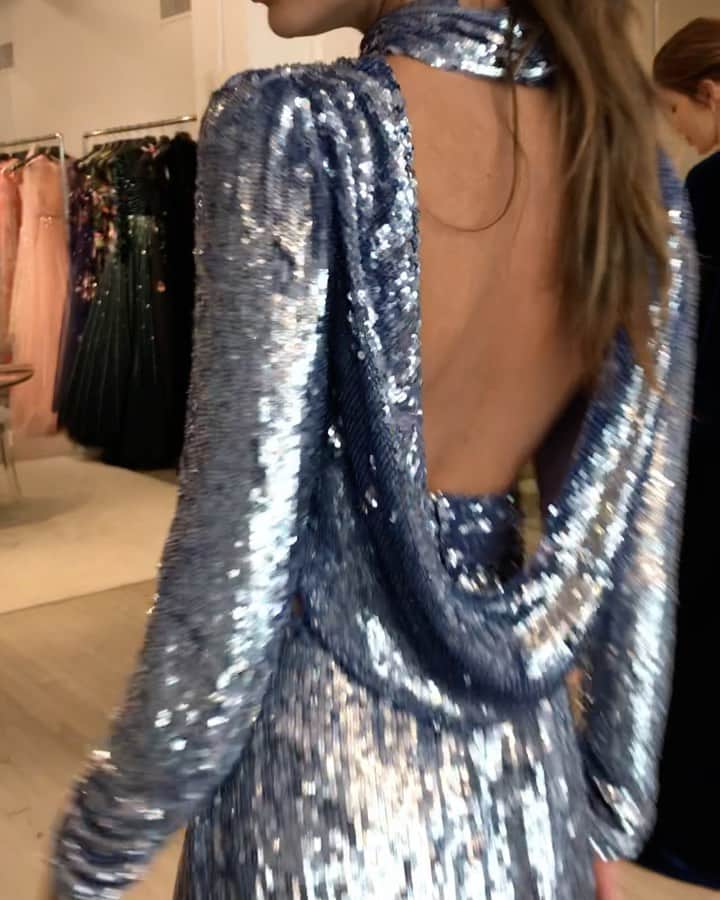 Monique Lhuillierのインスタグラム：「Bringing back sparkle and shine ✨ #moniquelhuillier」