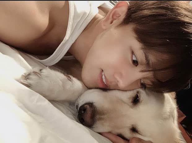 ジョンギュンのインスタグラム：「오랜 시간 단 한 번도 모양의 변화 없이,  아무런 조건 없이 내게 한결같은 사랑을 준 존재들」