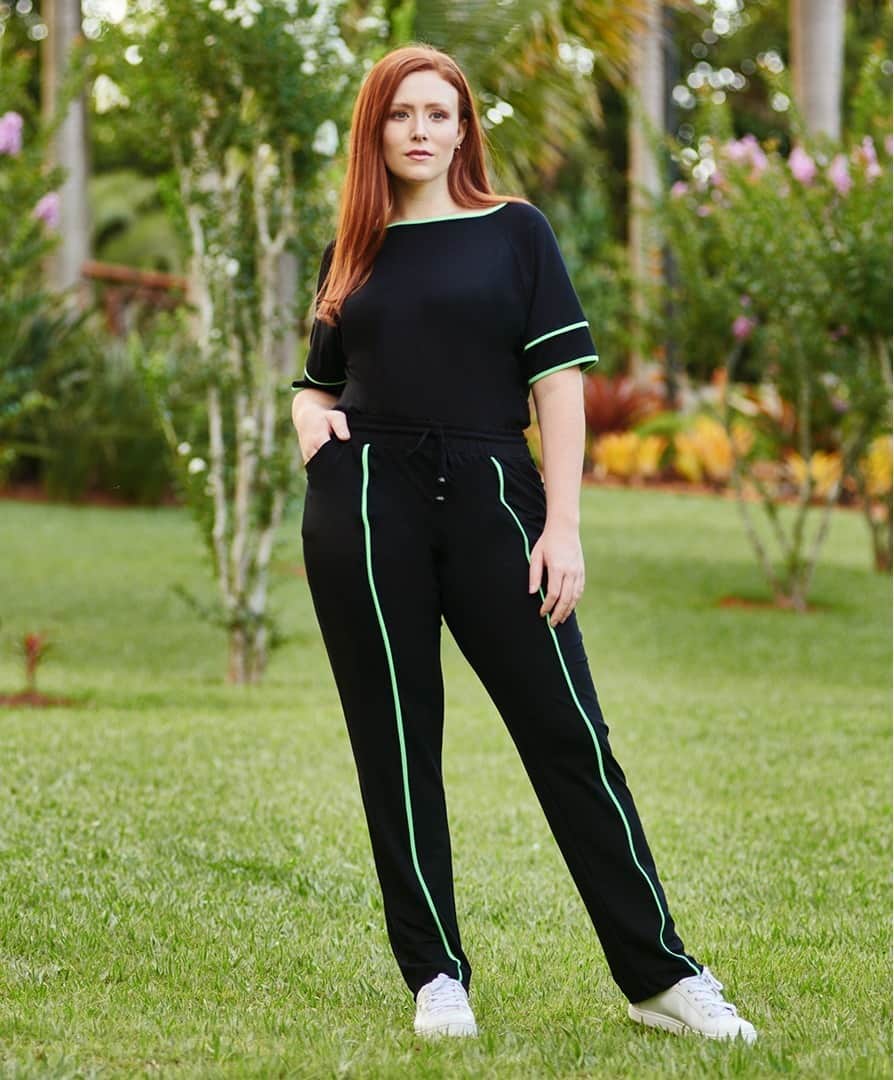 DECÊNCIAのインスタグラム：「Para as apaixonadas pelos conjuntos e pelo famoso "pretinho básico": uma proposta moderna e irreverente para deixar seu final de semana mais estiloso! #plussize #roupasplussize #conjuntoplussize #plussizeonline」