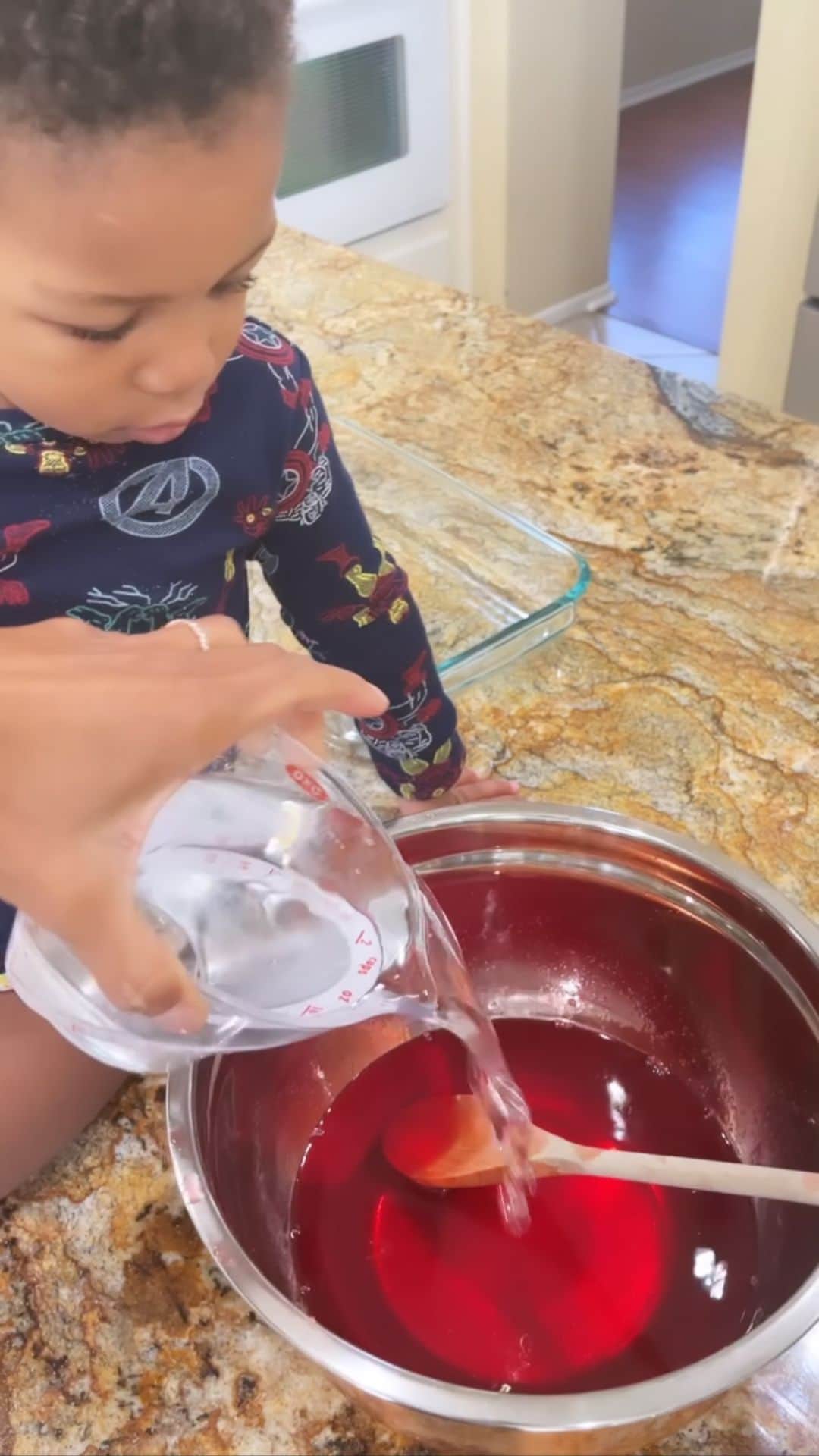 アリソン・フェリックスのインスタグラム：「A little fun in the kitchen with my little!🧑🏽‍🍳💫#busytoddler #momlife」